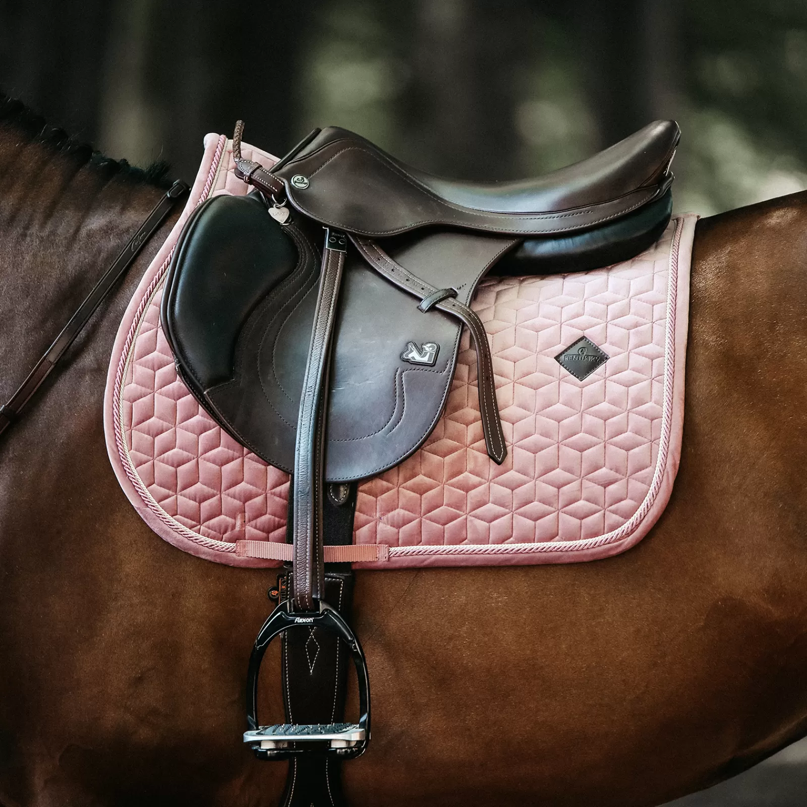 kentucky Horsewear Saddle Pad Velvet Jumping -Esteratsastussatulahuopa Aurora Pink Hot